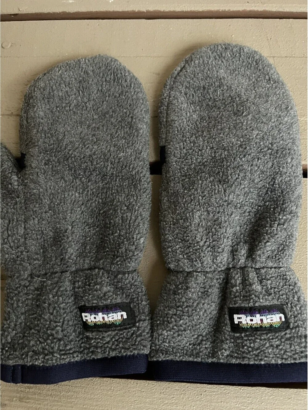 Rohan Gray Fleece Worm Gloves Size M Mens Womens